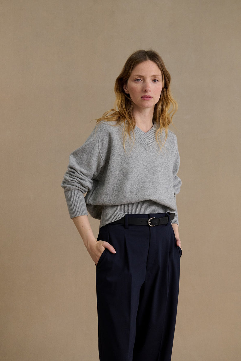 Pull a col V en laine merinos gris clair pour femme Le Minor