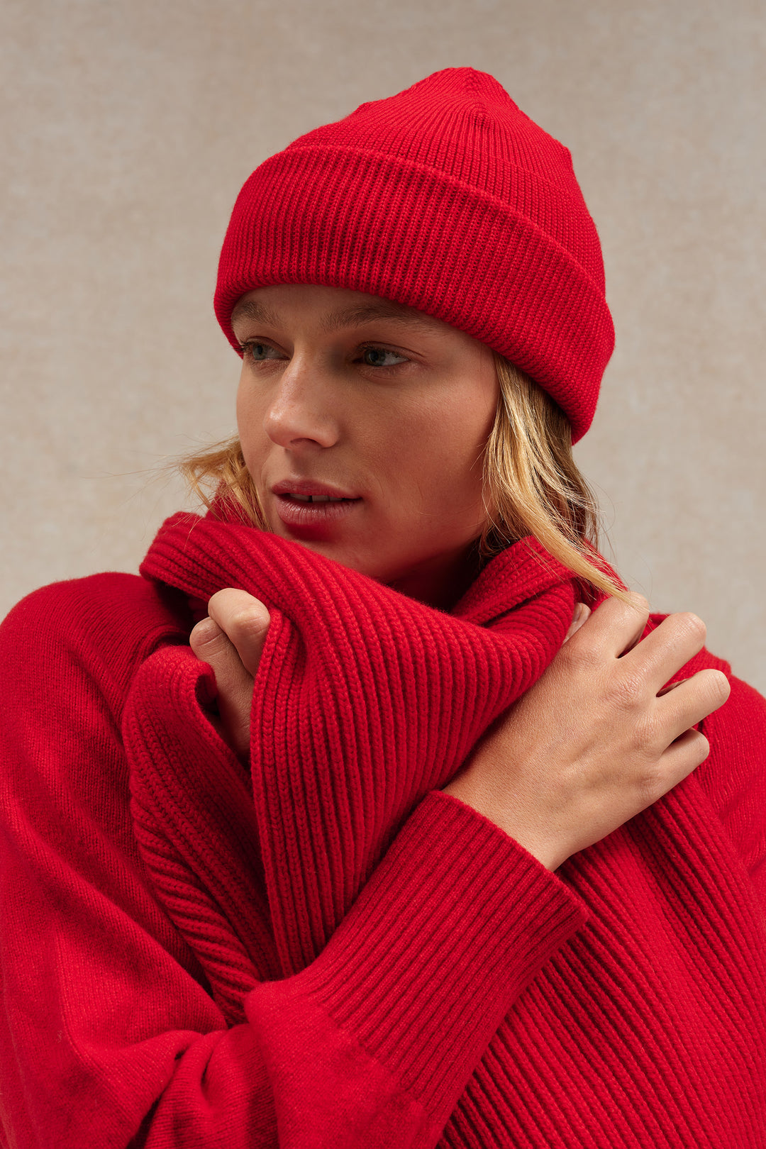 Unisex extra soft red ribbed scarf in merino wool | Le Minor