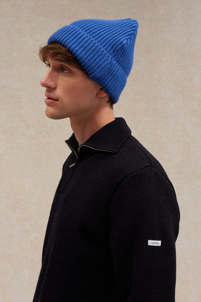 Le Minor dévoile son nouveau bonnet bleu roi extra-doux en laine mérinos pour l'automne 2025