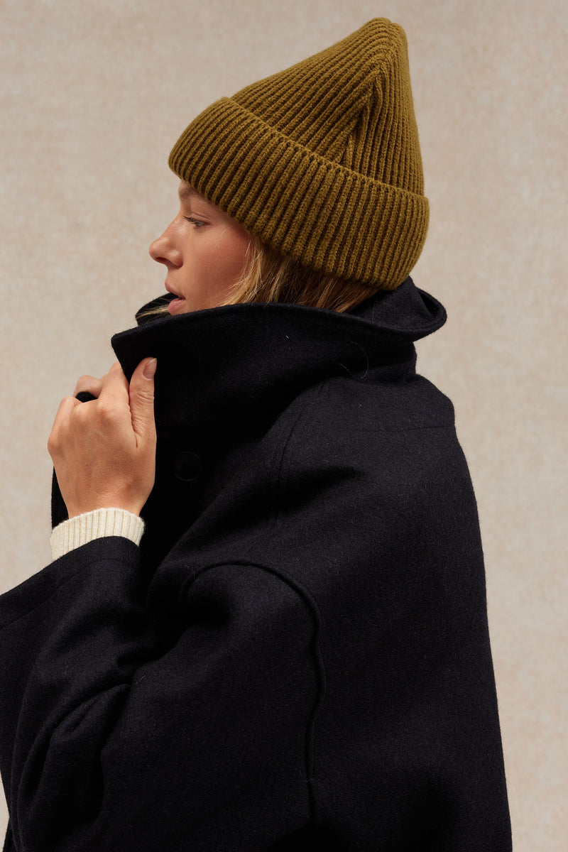 Le bonnet en laine Le Minor, fabriqué en Bretagne, décliné en olive pour la saison