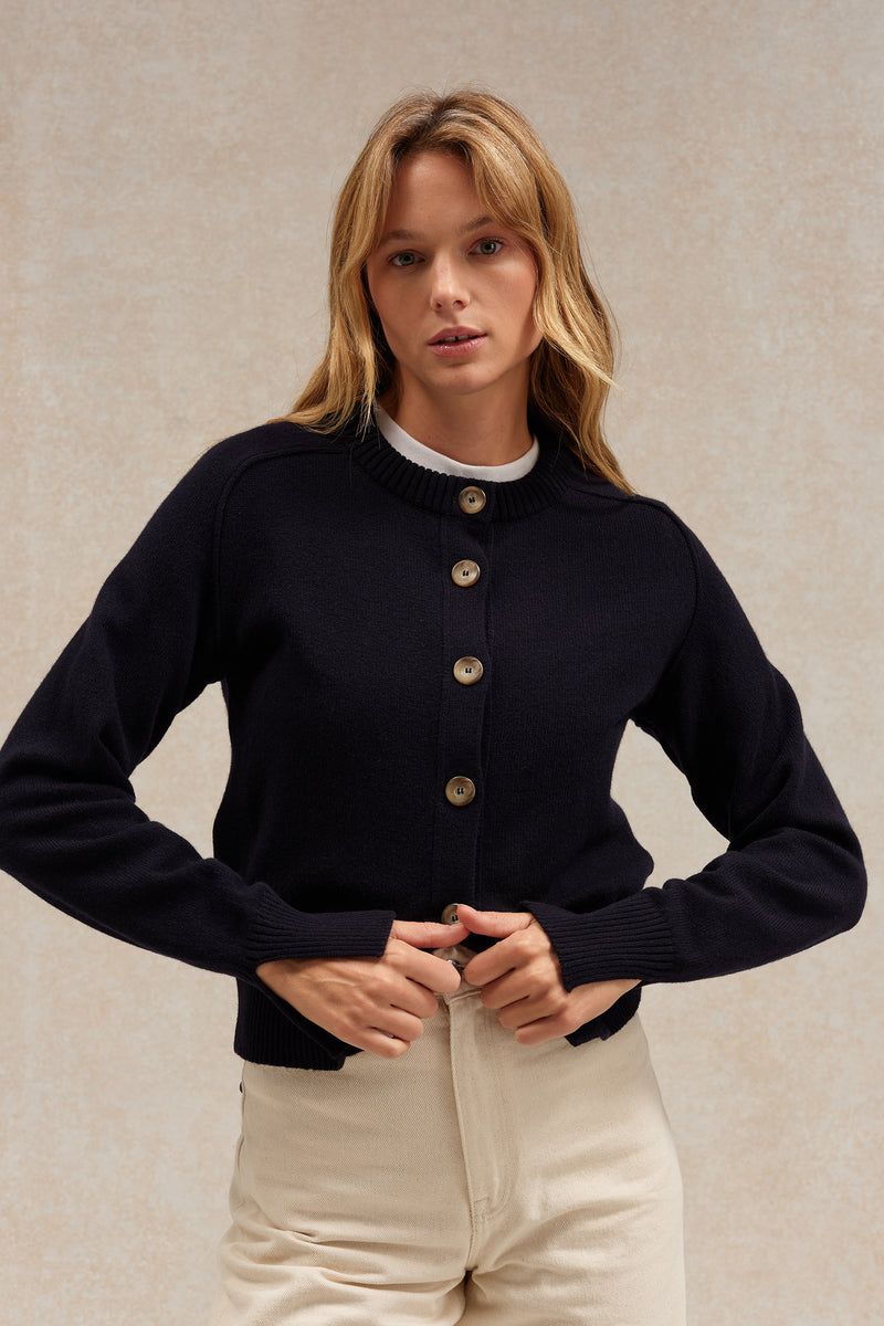 BEAMS PLUS: Cardigan bleu marine à motif en Fair Isle | France BEAMS PLUS: Cardigan bleu marine à motif en Fair Isle | France